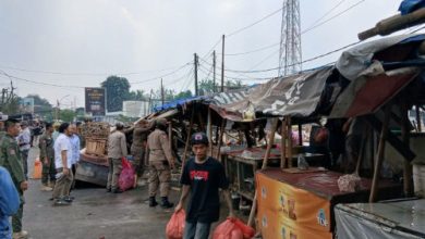 Pembongkaran lapak liar PKL di Balaraja. Foto: Antara
