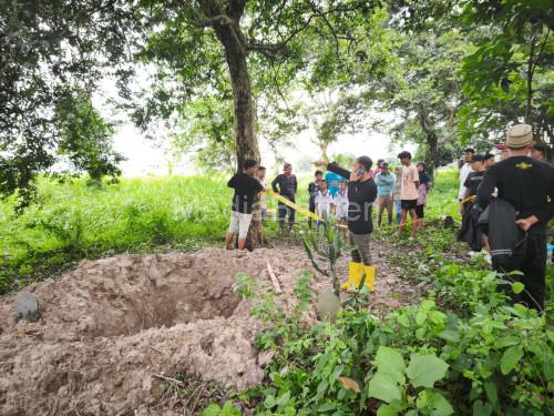 Pembongkaran makam oleh orang tak dikenal di TPU Kampung Gardu, Desa JUnti, Kecamatan Jawilan. Foto Yono