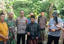 Polres Serang dan warga membongkar 31 makam keramat palsu di Petir. Foto: Yono