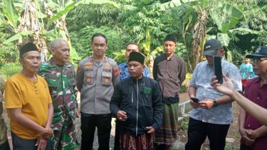 Polres Serang dan warga membongkar 31 makam keramat palsu di Petir. Foto: Yono