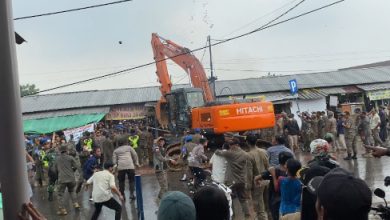 Penggusuran pedagang Pasar Kutabumi hingga Sabtu. foto Iqbal Kurnia