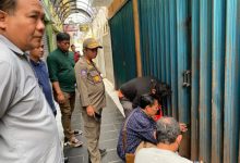 Pembukaan gembok Ruko di Pasar Tambak. Foto: Yono