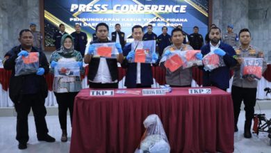 Polisi menggelar konferensi pers pembunuhan anak 9 tahun di BBS Cilegon. Foto Daeng Yusvin