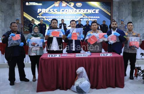 Polisi menggelar konferensi pers pembunuhan anak 9 tahun di BBS Cilegon. Foto Daeng Yusvin