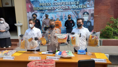 Konferensi pers suami membunuh istri sendiri. Foto: Aden Hasanudin