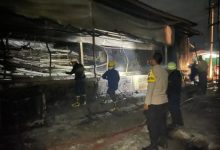 Kebakaran peternakan ayam di Pamarayan berhasil dipadamkan. Foto: Yono