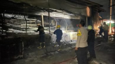 Kebakaran peternakan ayam di Pamarayan berhasil dipadamkan. Foto: Yono