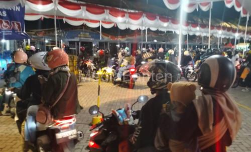 Para pemudik motor antre di Pelabuhan Ciwandan. foto Daeng Yusvin