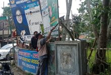 Pemersihan APK di Jalan Raya Rangkasbitung. Foto: LKBN Antara