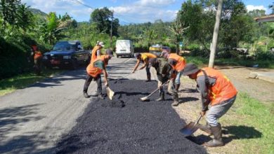 Pekerjaan swakelola berupa pemeliharaan jalan DPUPR Provinsi Banten. foto: Budi Wahyu Iskandar