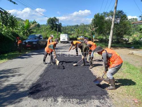 Pekerjaan swakelola berupa pemeliharaan jalan DPUPR Provinsi Banten. foto: Budi Wahyu Iskandar