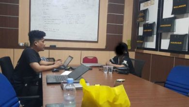 Polisi memeriksa orang injak Al Quran di Malingping. Foto Antara