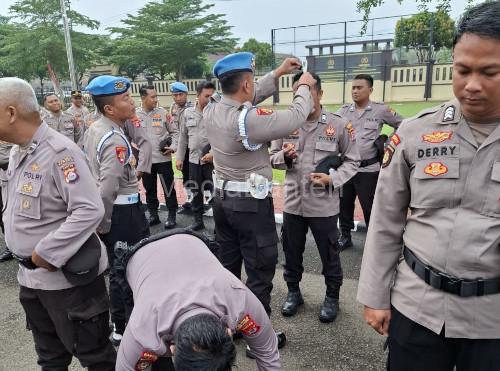 Pemeriksaan anggota kepolisian oleh Propam Polres Serang. Foto: Yono