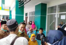 Walikota Serang, Syafrudin berdialog dengan calon jamaah haji saat pemeriksaan kesehatan. Foto: Hendra Hermawan