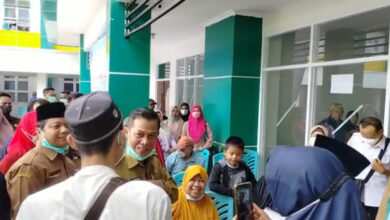 Walikota Serang, Syafrudin berdialog dengan calon jamaah haji saat pemeriksaan kesehatan. Foto: Hendra Hermawan