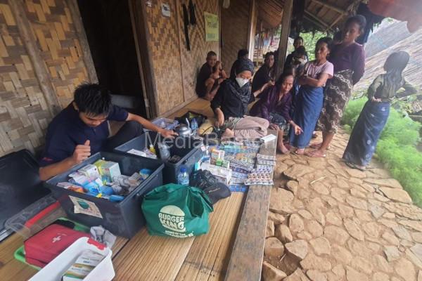 Pemeriksaan kesehatan di pemukiman Baduy. Foto: LKBN Antara