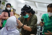 Pemeriksaan mata penerima manfaa program Indonesia Menatap Dunia. Foto: Dompet Dhuafa