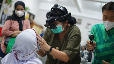 Pemeriksaan mata penerima manfaa program Indonesia Menatap Dunia. Foto: Dompet Dhuafa