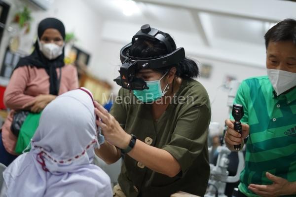 Pemeriksaan mata penerima manfaa program Indonesia Menatap Dunia. Foto: Dompet Dhuafa