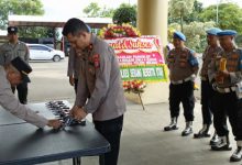 Propam Polre Serang melakukan pemeriksaan Senpi anggota Polre Serang. Foto: Yono