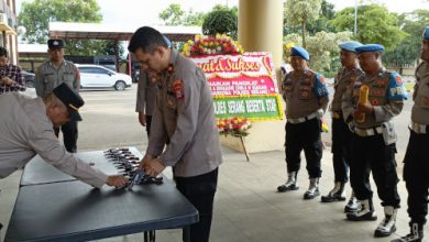 Propam Polre Serang melakukan pemeriksaan Senpi anggota Polre Serang. Foto: Yono