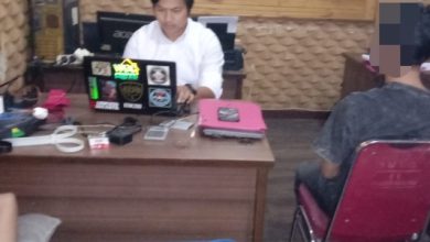 Pemeriksaan tersangka pengedar sabu. Foto: Yono