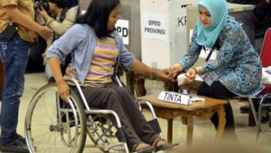 Pemilih disabilitas di TPS. Foto: Republika
