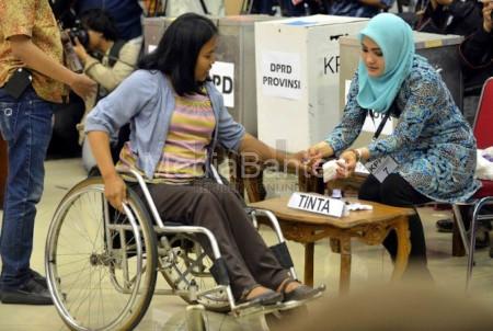 Pemilih disabilitas di TPS. Foto: Republika