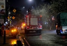 Penyemprotan badan jalan di Tangsel untuk kurangani abu vulkanik GAK. Foto Antara