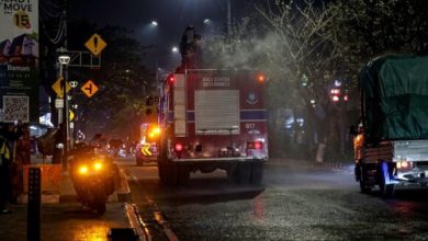 Penyemprotan badan jalan di Tangsel untuk kurangani abu vulkanik GAK. Foto Antara