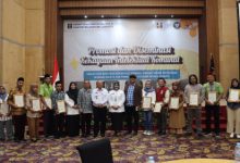 Penyerahan surat kekayaan intelektual 12 komunitas khas Jakarta. Foto: Diskominfotik DKJ