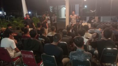 Pemuda Cisait yang mengeruduk Rumdin Kapolres Serang. Foto: Yono