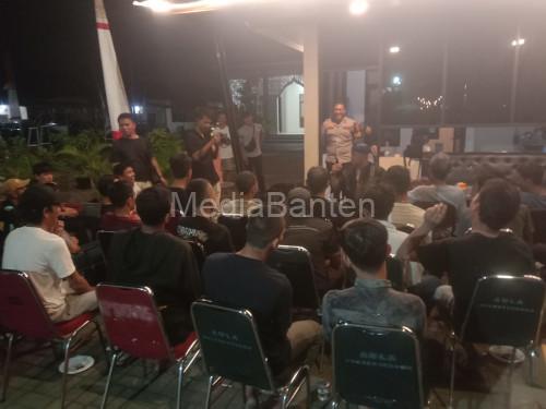 Pemuda Cisait yang mengeruduk Rumdin Kapolres Serang. Foto: Yono