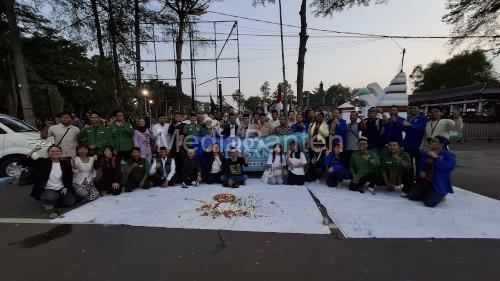 Para pemuda lintas iman berkumpul di Alun-alun Kota Serang. Foto: Taufik