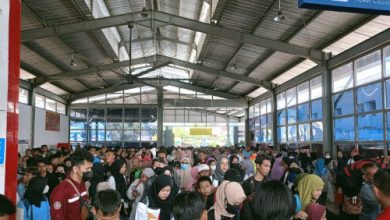 Pemudik arus balik di Stasiun KA Rangkabitung. Foto: Antara