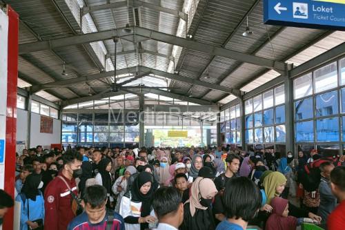 Pemudik arus balik di Stasiun KA Rangkabitung. Foto: Antara