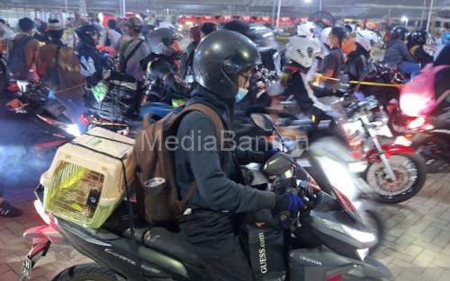 Pemudik motor membawa mucik kucing peliharaan ke Lampung. Foto Antara