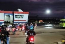 Pemudik motor yang akan menyeberang ke Sumatera melalui Pelabuhan Ciwandan. Foto Daeng Yusvin