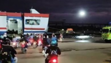 Pemudik motor yang akan menyeberang ke Sumatera melalui Pelabuhan Ciwandan. Foto Daeng Yusvin