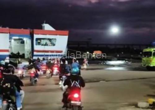 Pemudik motor yang akan menyeberang ke Sumatera melalui Pelabuhan Ciwandan. Foto Daeng Yusvin