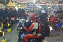 Pemudik motor yang mengenakan kosum power ranger di Pelabuhan Ciwandan. Foto Antara