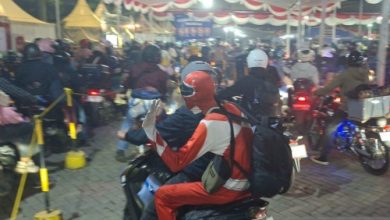 Pemudik motor yang mengenakan kosum power ranger di Pelabuhan Ciwandan. Foto Antara