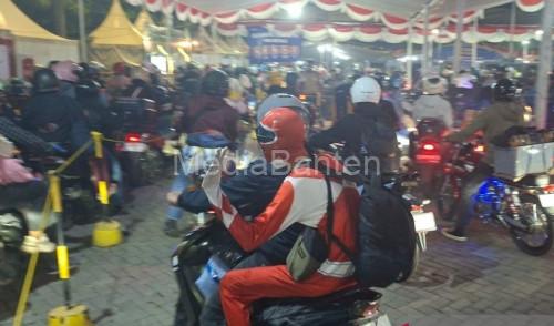 Pemudik motor yang mengenakan kosum power ranger di Pelabuhan Ciwandan. Foto Antara