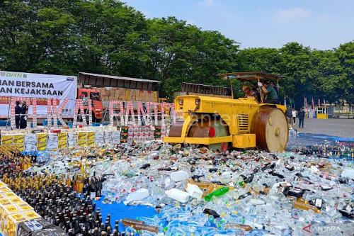 Pemusnahan barang sitaan dari Bea Cukai Banten. Foto: Antara