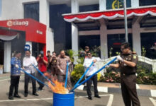 Kejari Serang musnahkan barang bukti. Foto: Antara