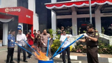 Kejari Serang musnahkan barang bukti. Foto: Antara