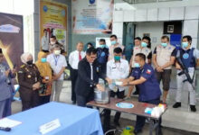 Kepala BNNP Banten, Brigjen Pol Hendri Marpaung memperagakan pemusnahan sabu. Foto: Hendra Hermawan