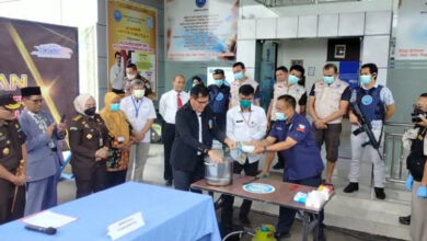 Kepala BNNP Banten, Brigjen Pol Hendri Marpaung memperagakan pemusnahan sabu. Foto: Hendra Hermawan