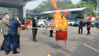 2.000 gram ganja dibakar di halaman Kantor BNNP Banten. Foto: Hendra Hermawan