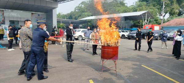 2.000 gram ganja dibakar di halaman Kantor BNNP Banten. Foto: Hendra Hermawan